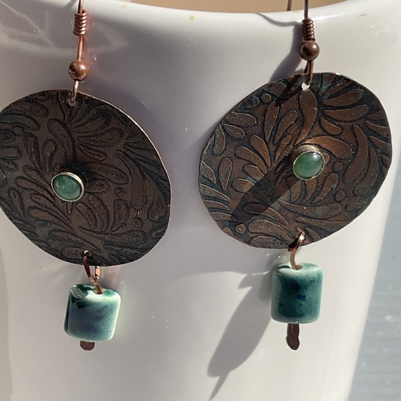 Copper etched dangle earrings green stone hook pierced 2.5” long - Picture 4 of 4